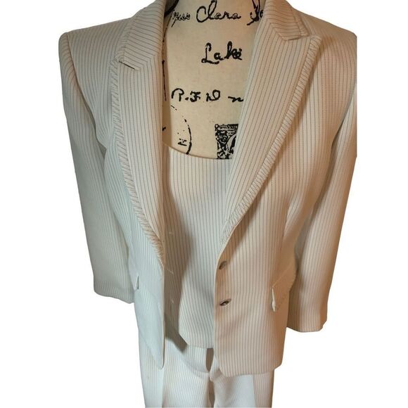 Tahari Arthur S. Levine 3 Piece Womens Suit - Picture 5 of 14